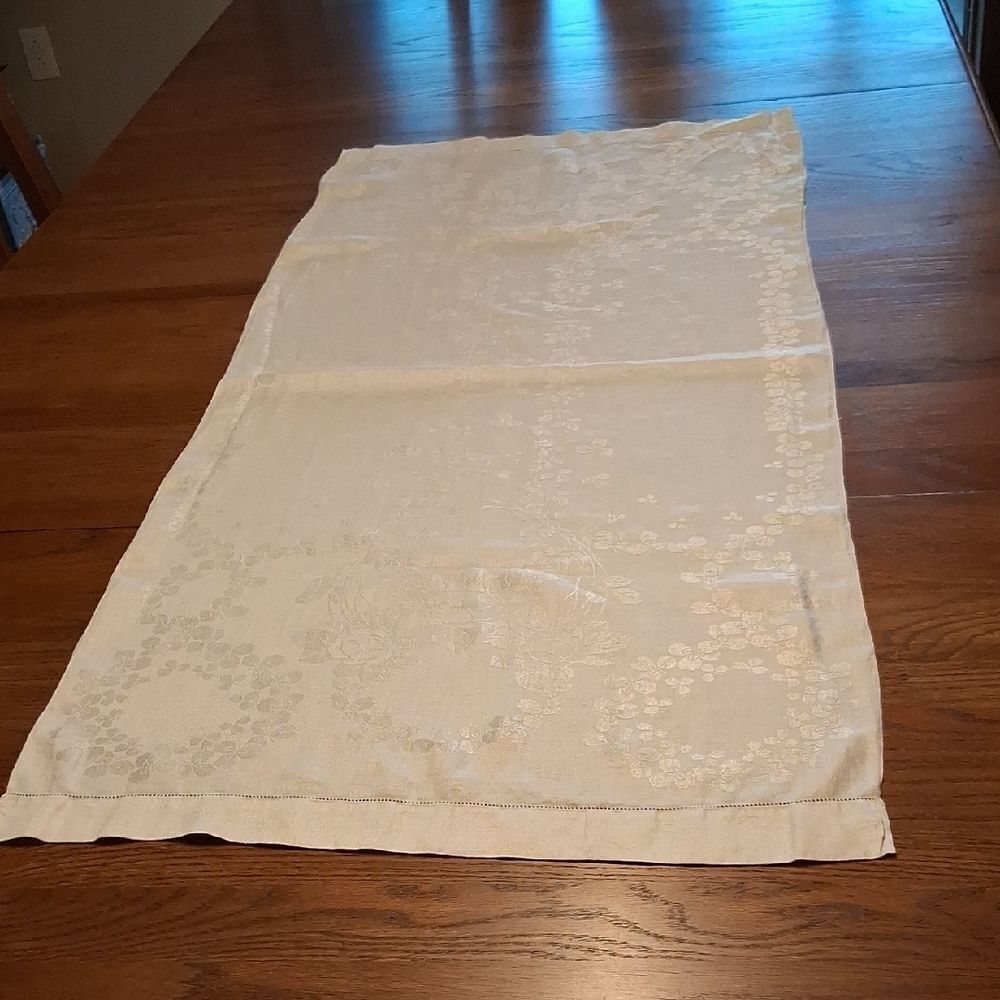 Elegant‎ vintage white damask design Table Runner. 21.5" W X 48" L.